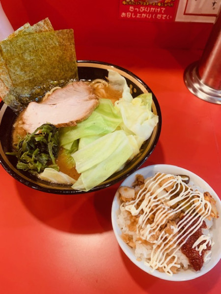 「ラーメン（並）900円 キャベツ100円 ライス100円」@横濱家系ラーメン 二代目野中家の写真