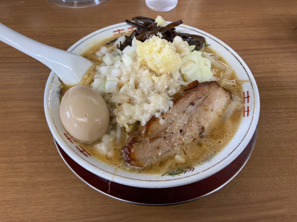 「小豚ラーメン、煮玉子」@がっつり食堂ドカメンの写真