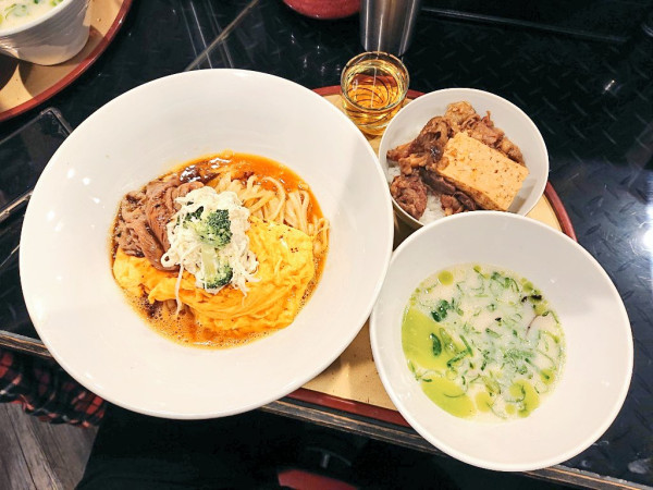 「【限定】八咫烏式TKM 宮崎牛と黒トリュフと真赤卵」@トーキョーニューミクスチャーヌードル 八咫烏 CHIKARABOの写真