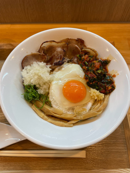 「油そば (目玉焼きのせ)」@らーめん 心麦の写真