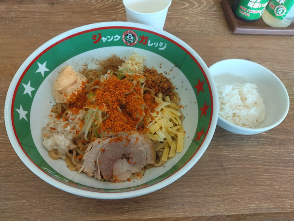 「パワフルまぜそばライス付き¥1060-」@ジャンクガレッジ 加須店の写真