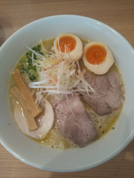 「鶏白湯らーめん（味玉付き）」@麺屋すずきの写真