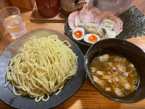 「つけ麺（大盛り）特製トッピング」@つけ麺屋 やすべえ 秋葉原店の写真