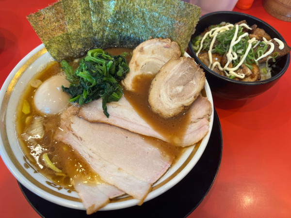 「裏チャーシュー麺　焼豚丼」@家系ラーメン 裏大輝家 青物横丁店の写真