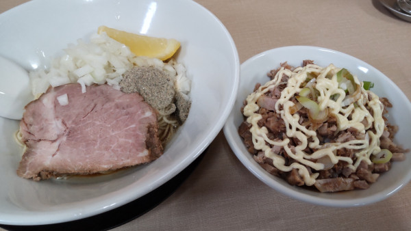 「油そば550円　豚めし（麺とセット）200円」@寺カフェ 中華そば水加美の写真
