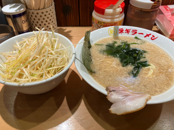 「ネギコテラーメン ネギ別皿」@○新 ネギラーメン 新橋店の写真