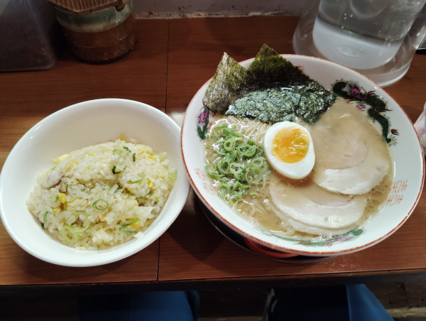 「豚骨ラーメン　炒飯セット　　1000円」@豚骨発祥 久留米ラーメン くるめやの写真