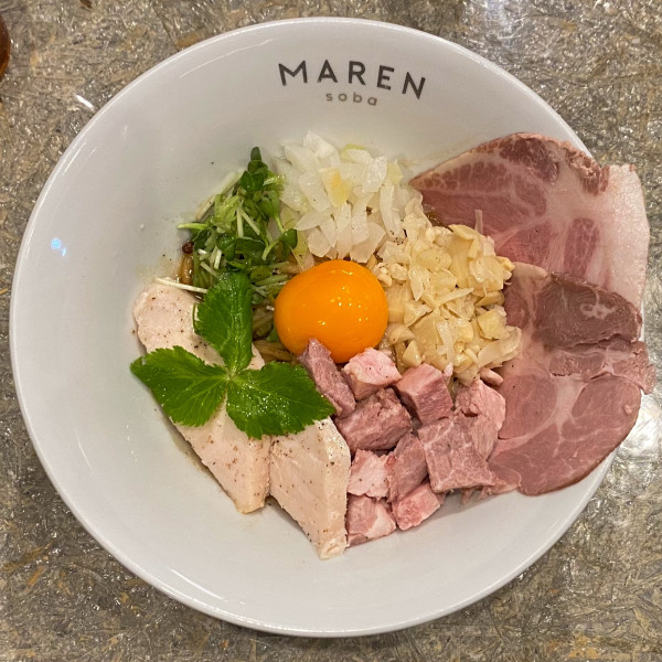 「チャーシューしょうゆまぜそば ¥1,350」@soba MAREN 渋谷店の写真