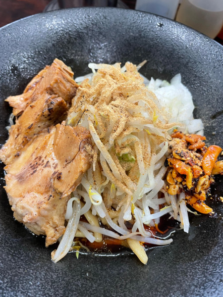 「限定　柿の種ラー油混ぜそば」@麺でる 川崎店の写真