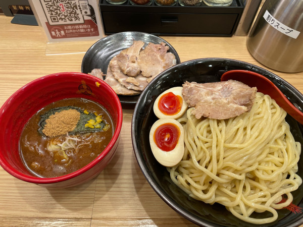 「特濃つけ麺（大盛）チャーシュートッピング」@つけ麺専門店 三田製麺所 水道橋東口店の写真