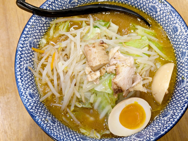 「とんさいラーメン味噌＋味玉」@麺処直久 新橋店の写真