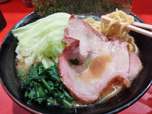 「ラーメン並(かため)(850)＋キャベツ(100)」@横浜ラーメン斎藤家  日野店の写真