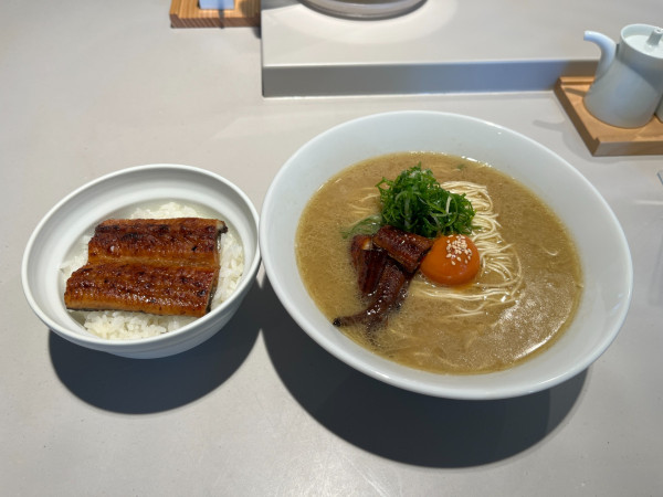 「山田のうな骨らーめん・小うなぎ飯セット」@山田のうなぎ うな骨らーめん 築地本店の写真