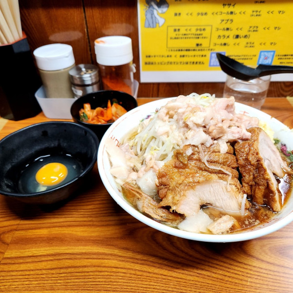 「ラーメン ブタ1枚追加 ヤサイ、ニンニク、アブラ タマネギキムチ」@ラーメン二郎 亀戸店の写真