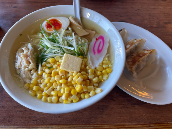 「鶏塩バターコーン・梵天餃子（3個）」@らーめん梵天 日光店の写真