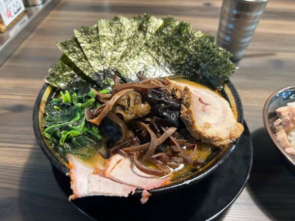 「チャーシューメン3枚　チャーシュー増し　のり　キクラゲ　バラチャ」@家系ラーメン がくの写真