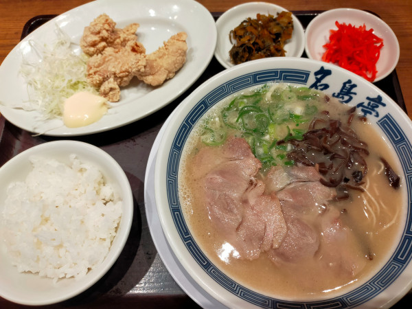 「豚骨ラーメン850円+唐揚げセット350円」@名島亭 ららぽーと横浜店の写真
