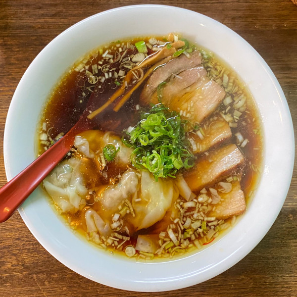 「チャーシュー肉ワンタンそば（黒）（麺半分）¥890」@中華そば カリフォルニアの写真