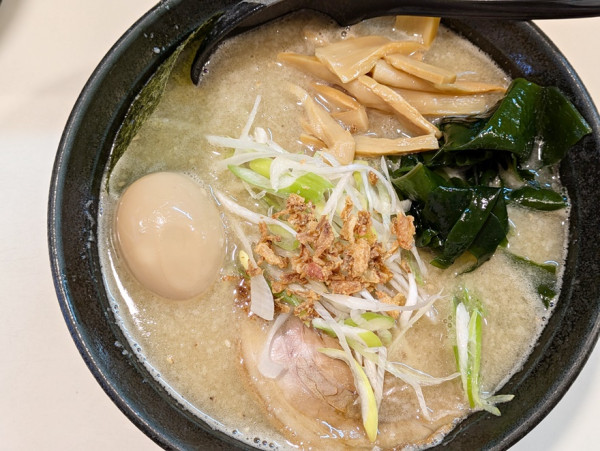 「塩らーめん(鬼もり背脂)+味玉+メンマ」@らーめん 司の写真