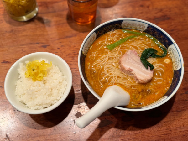 「だんだんめん(担々麺)900円＋無料ライス」@支那麺 はしご 銀座本店の写真
