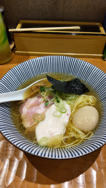 「白醤油味玉中華そば 950円」@麺屋つむぎの写真