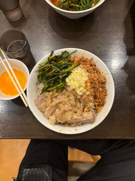 「汁なし 200g 全マシ+ニラキムチ」@らーめん豚二 上板橋本店の写真