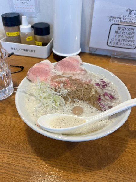 「灰にぼしレボリューション ラーパスでうずらの玉子 1100円」@麺屋 にじ丸の写真