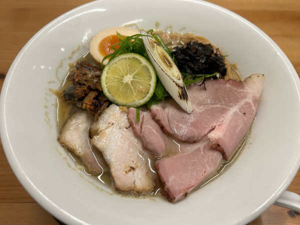 「秋刀魚と鰯煮干そば・特製トッピング」@麺彩 こはねの写真