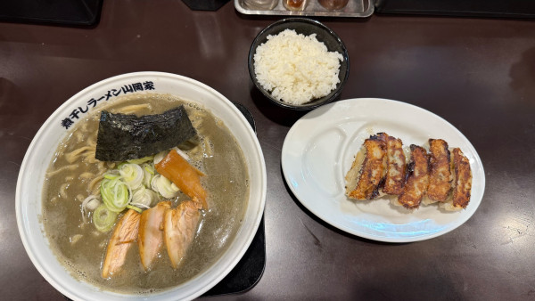 「極濃煮干しチャーシュー麺大盛り半ライス餃子」@煮干しラーメン山岡家 久喜店の写真