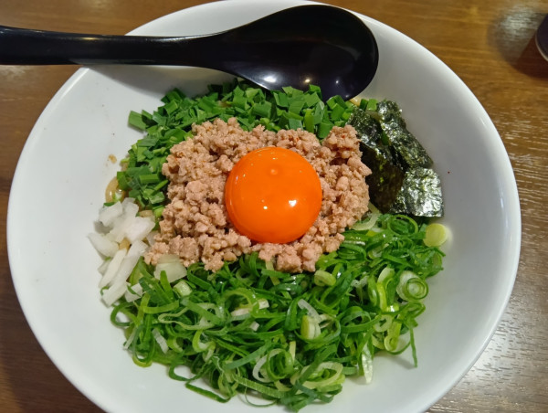 「台湾まぜそば　辛さ無　サービス生卵とミニライス」@らあめん こそっとの写真