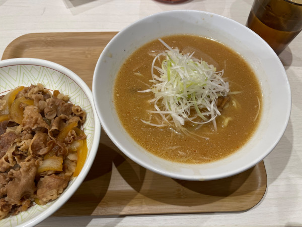 「すき家の味噌ラーメン 牛丼セット」@すき家 294号那須烏山店の写真