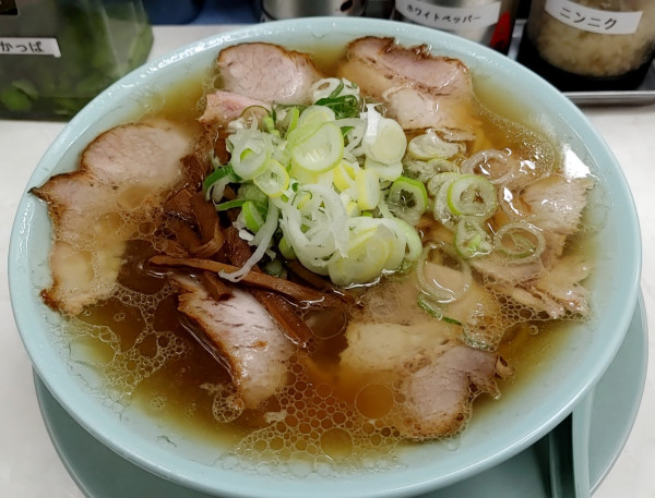 「中華そば（750円）、ライス（無料）」@ニューともちんラーメンの写真