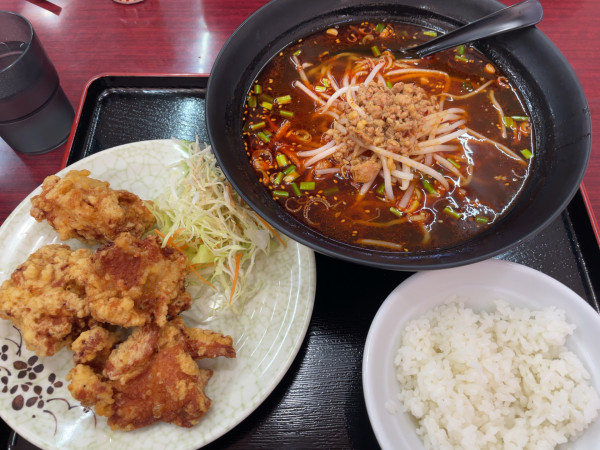 「酸辣ラーメン＋若鶏の唐揚げ＋ライス」@食香閣 那須烏山店の写真