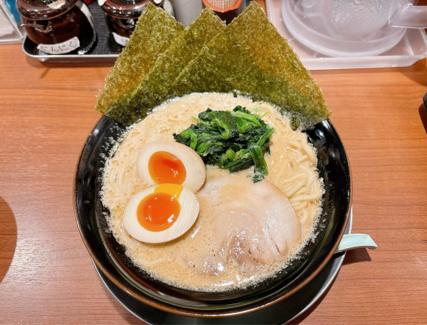 「家系ラーメン(並)+味付玉子」@横浜家系ラーメン 壱角家 京急鶴見店の写真