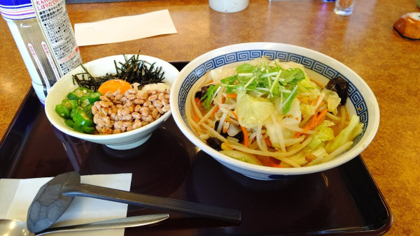 「野菜たっぷり味噌ラーメンとミニ納豆オクラ丼」@山田うどん食堂 北宿店の写真