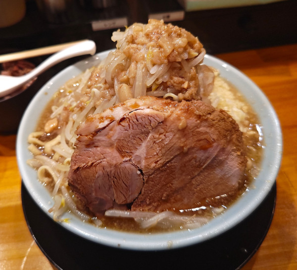 「ラーメン（麺300g、ニンニクヤサイ）+コロコロチャーシュー」@俺の生きる道 錦糸町店の写真