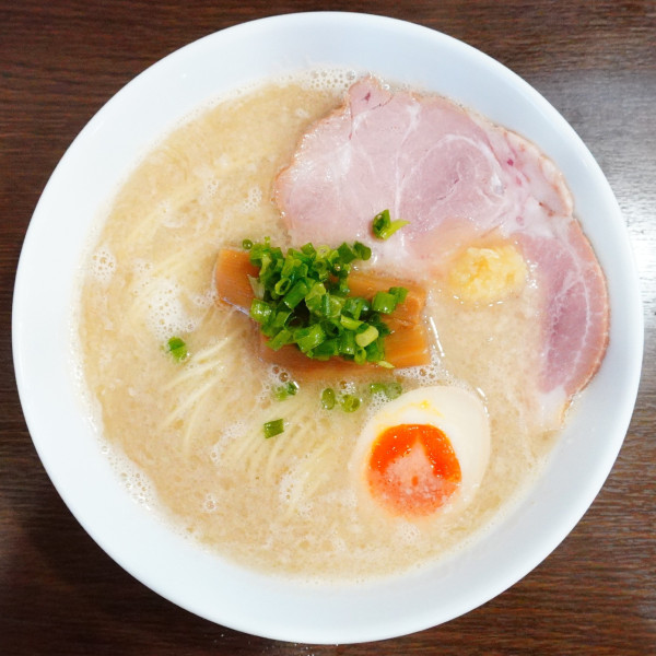 「【限定3】とんこつらーめん＋ワンタン＋味玉＋ビール」@中華そばイデタの写真