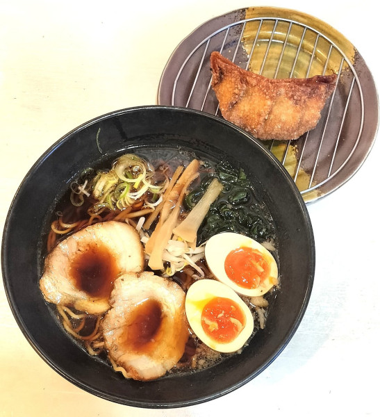 「いたろうラーメン 920円＋津ぎょうざ 370円」@自家製麺 いたろうの写真