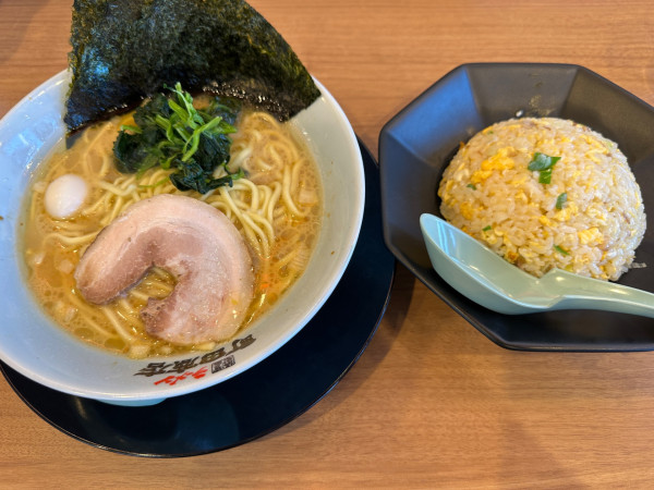 「ラーメンチャーハンセット（並盛・160g）1,200円」@町田商店 館林店の写真