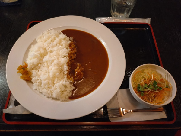 「カレーライス（タイムランチ　サラダ、ドリンク付き）960円」@コーヒーサロン 皇帝の写真