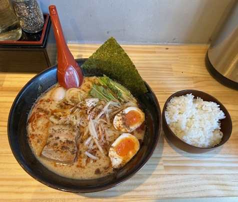 「赤家の担々ラーメン 1,080円＋ライス無料」@横浜家系ラーメン 赤家 白楽店の写真