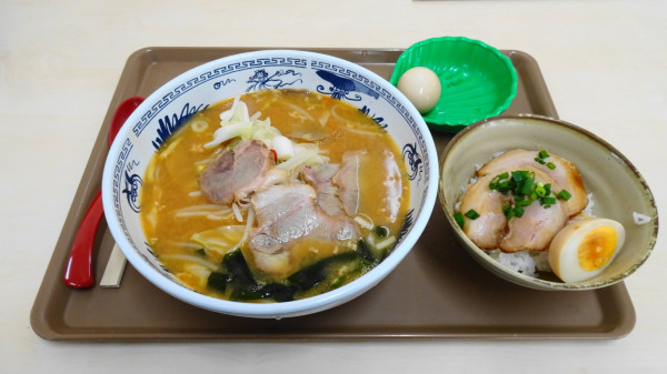 「味噌チャーシュー麺＋味付玉子＋ミニチャーシュー丼」@府中運転免許試験所B1食堂の写真
