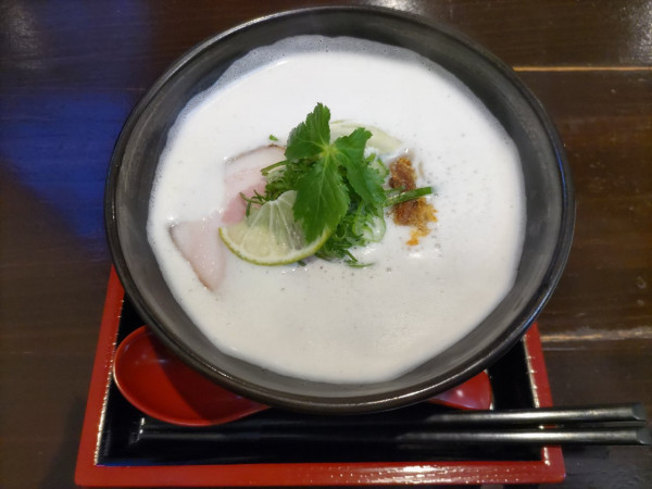 「豚白湯そば880円」@豚白湯創作麺処 友池の写真