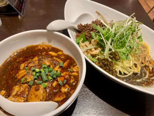「黒つゆ無し(黒胡麻)＋麻婆豆腐丼」@四川担担麺 阿吽 湯島店の写真