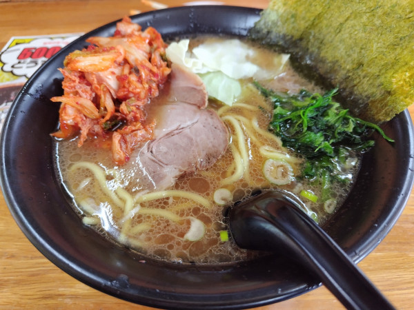 「とんこつ醤油　※かため、あじこめ　※㋗で５００円　＋キムチ」@横浜ラーメン 萬年家の写真