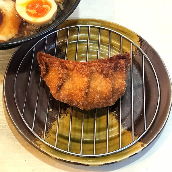 「津ぎょうざ 370円＋いたろうラーメン 920円」@自家製麺 いたろうの写真