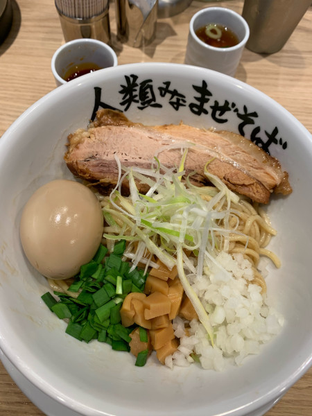 「人類みなまぜそば＋特製煮卵＋ピリ辛ニンニクオイル」@人類みなまぜそば 堺東店の写真