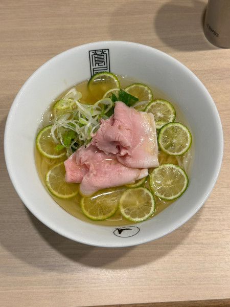 「冷やし煮干しと酢橘の塩らーめん」@鶯屋の写真