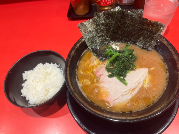 「ラーメン　小ライス」@環2家 川崎店の写真