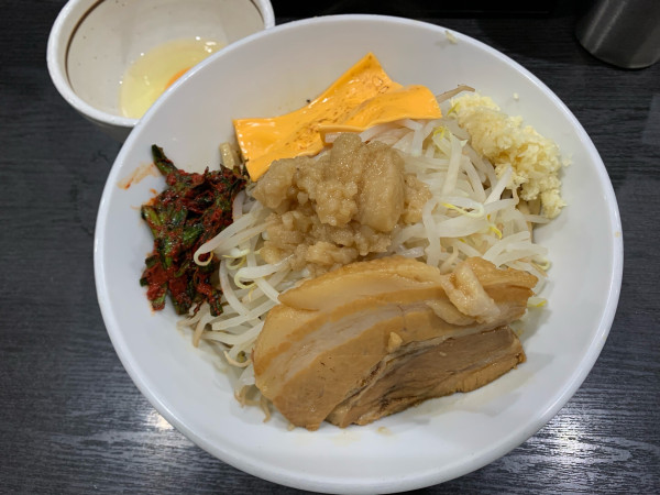 「汁なし中ニラキムチとろけるチーズ生玉子TP全マシ」@ラーメンフクロウの写真